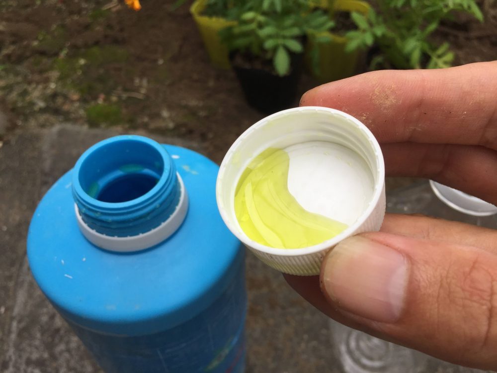 ペンタキープのキャップに少し原液を入れ、ペットボトル500mlで薄めます。