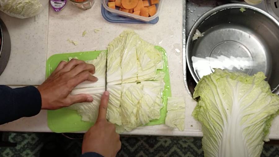 白菜を真ん中で切り、ざく切りにしていきます。