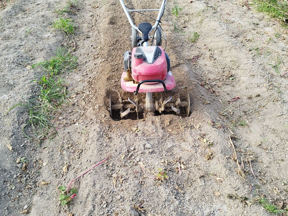 畝を耕す管理機